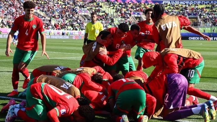 Para pemain Timnas U-20 Maroko merayakan keberhasilan mereka mengalahkan Timnas U-20 Prancis pada babak semifinal Piala Dunia U-20 2025 di Stadion Elias Figueroa Brander, Valparaiso, Rabu 15 Oktober 2025 waktu setempat. (FIFA.com)
