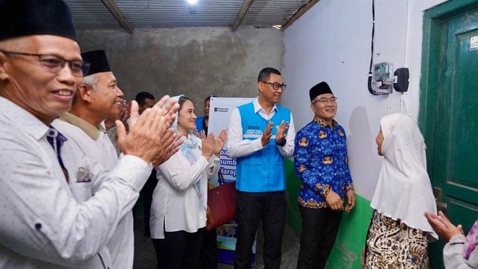 Simbol dimulainya program tersebut, PLN menyalakan listrik di 11 rumah warga prasejahtera di Kabupaten Bantul, Daerah Istimewa Yogyakarta, pada Jumat 17 Oktober 2025