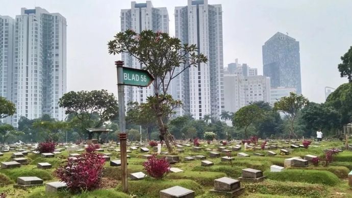 Arsip foto - Warga melintas di Tempat Pemakaman Umum (TPU) Menteng Pulo di Jakarta Selatan, Kamis, 24 Juni 2021. ANTARA/Dewa Ketut Sudiarta Wiguna.
