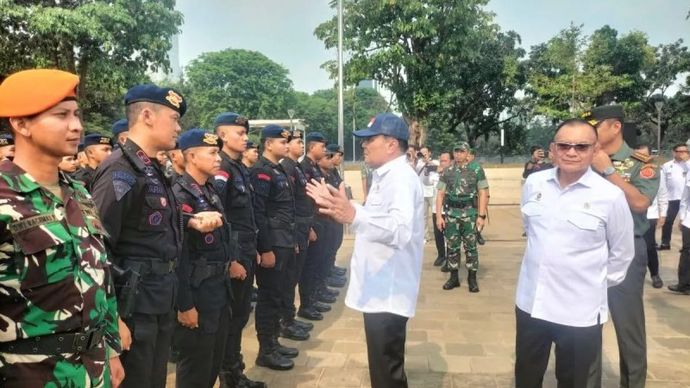 Menko Polkam Djamari Chaniago saat memberikan arahan kepada personel Brimob ketika apel pasukan di lapangan Monas, Jakarta Pusat, Senin 20 Oktober 2025 (ANTARA/Walda Marison)