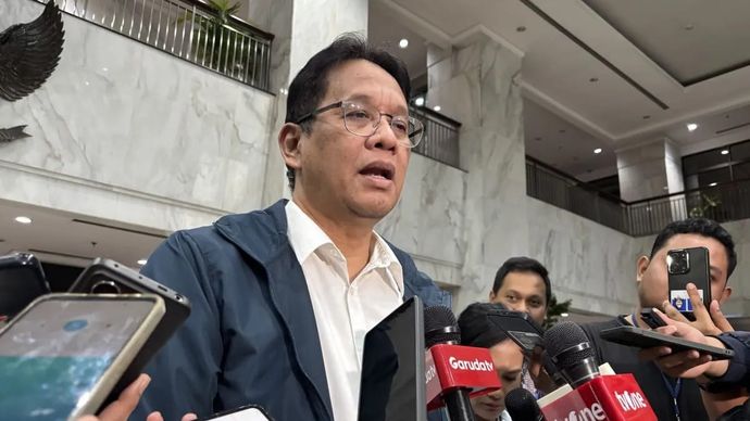 Menteri Keuangan Purbaya Yudhi Sadewa menjawab pertanyaan wartawan dalam wawancara cegat di kantor Kementerian Keuangan, Jakarta, Selasa 21 Oktober 2025. (ANTARA/Imamatul Silfia)