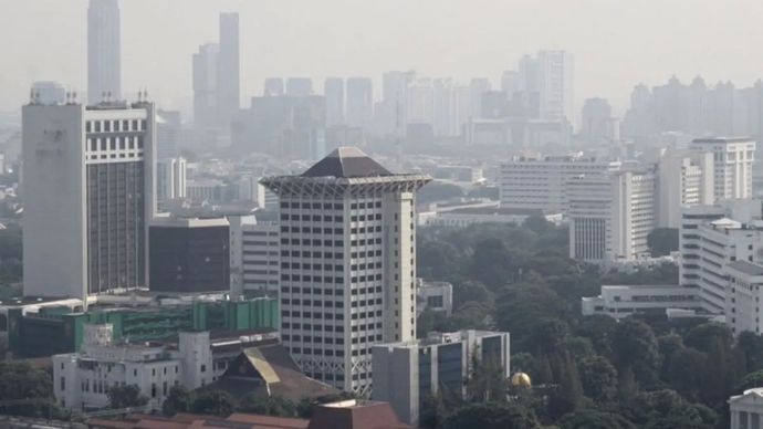 Ilustrasi - Suasana gedung bertingkat yang terlihat samar karena polusi udara di Jakarta, Kamis (6/3/2025).