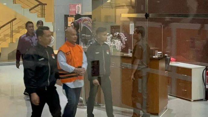 Komisaris Utama PT Inti Alasindo Energy sekaligus tersangka kasus dugaan korupsi dalam perjanjian jual beli gas di PT Perusahaan Gas Negara atau PGN Tbk tahun 2017-2021, Arso Sadewo, berjalan menuju ruang konferensi pers di Gedung Merah Putih KPK, Jakarta, Selasa 21 Oktober 2025. (ANTARA/Rio Feisal)