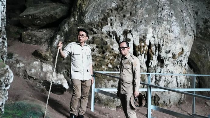 Menteri Kebudayaan Fadli Zon saat meninjau Situs Gua Harimau, di Kabupaten Ogan Komering Ulu, Sumatra Selatan. ANTARA/HO-Kementerian Kebudayaan