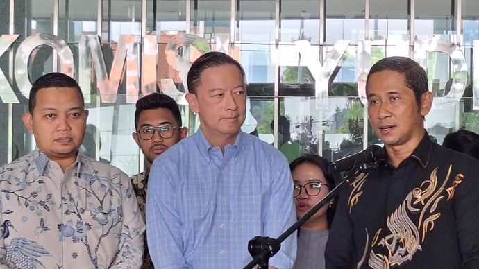 Juru Bicara Komisi Yudisial (KY) Mukti Fajar Nur Dewata (kanan) dan mantan Menteri Perdagangan Thomas Trikasih Lembong alias Tom Lembong (tengah) memberikan keterangan kepada wartawan di Gedung Komisi Yudisial, Jakarta Pusat, Selasa 21 Oktober 2025. (ANTARA/Fianda Sjofjan Rassat)