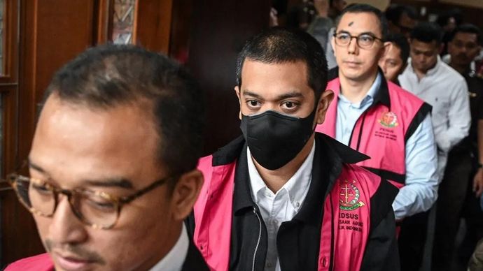 Terdakwa Beneficial owner PT Navigator Khatulistiwa Muhamad Kerry Adrianto Riza (tengah), Direktur Utama PT Pertamina International Shipping Yoki Firnandi (kanan), dan Komisaris PT Jenggala Maritim sekaligus Direktur Utama PT Orbit Terminal Merak Gading Ramadhan Joedo (kiri) berjalan meninggalkan ruang sidang usai mengikuti sidang dakwaan di Pengadilan Tipikor, Jakarta Pusat, Senin (13/10/2025). Lima terdakwa didakwa merugikan negara sebesar Rp285,98 triliun terkait dugaan korupsi tata kelola minyak mentah dan produk kilang pada PT Pertamina Subholding dan Kontraktor Kontrak Kerja Sama (KKKS) tahun 2018-2023. ANTARA FOTO/Sulthony Hasanuddin/nz.