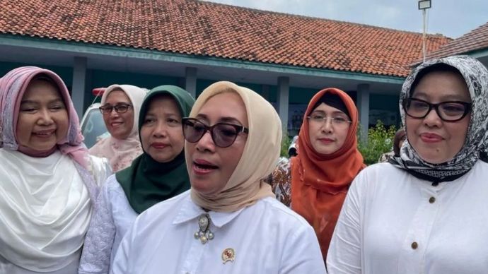 Menteri Pemberdayaan Perempuan dan Perlindungan Anak (PPPA) Arifah Fauzi (tengah) saat memberikan keterangan di Cirebon, Jawa Barat, Rabu, 22 Oktober 2025. ANTARA/Fathnur Rohman