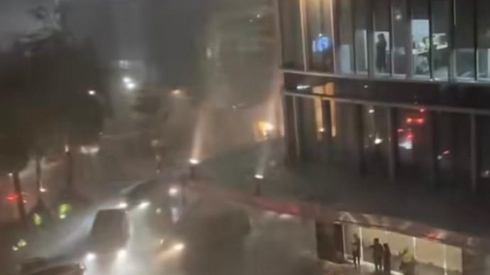 Hujan lebat disertai angin kencang dan petir landa Jakarta. 