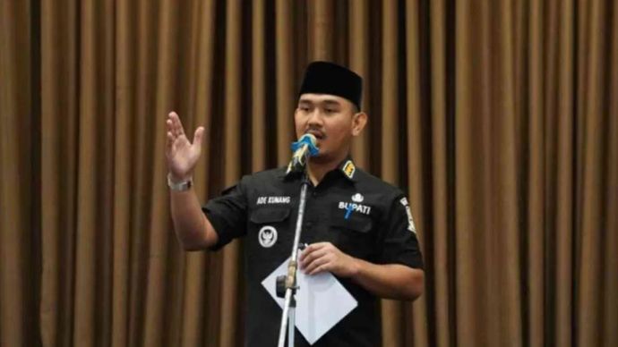 Bupati Bekasi Ade Kuswara Kunang saat menghadiri rapat koordinasi bersama manajemen PT. Jababeka Infrastruktur di Jababeka Golf and Country Club, Kecamatan Cikarang Timur, Selasa 21 Oktober 2025.(ANTARA/Pradita Kurniawan Syah).