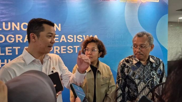 Sekretaris Jenderal (Sekjen) Kemdiktisaintek Togar M. Simatupang (kanan), Pelaksana Tugas (Plt) Deputi III Kepala Staf Kepresidenan Syska Hutagalung (tengah), dan Wakil Menteri Pemuda dan Olahraga Taufik Hidayat (kiri) usai Peluncuran Beasiswa Atlet Berprestasi Tahun 2025 di Kantor Kemdiktisaintek, Jakarta, Rabu, 22 Oktober 2025. ANTARA/Sean Filo Muhamad