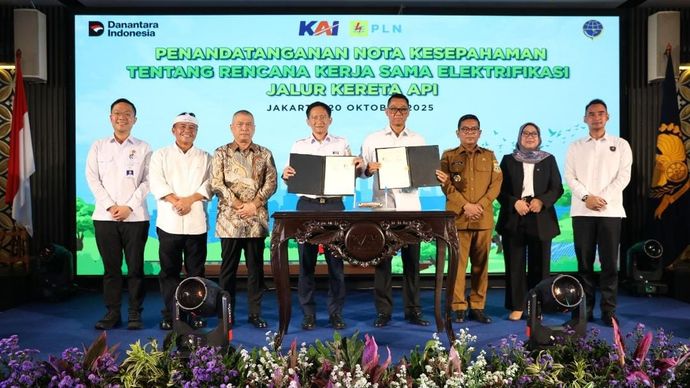 Penandatanganan nota kesepahaman ini dilakukan oleh Direktur Utama PLN, Darmawan Prasodjo dan Direktur Utama KAI, Bobby Rasyidin, disaksikan langsung oleh Menteri Perhubungan Republik Indonesia, Dudy Purwagandhi di Jakarta Railway Center pada Senin 20 Oktober 2025