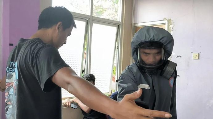Personel KBRN Gegana Polri memeriksa paparan radiasi Cesium-137 pada masyarakat terdampak di Puskesmas Cikande, Kabupaten Serang, Banten, Rabu 22 Oktober 2025. ANTARA/Devi Nindy