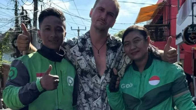 Influencer asal Rusia, Sergei Domogatskii alias Mr. Terimakasih (tengah). 