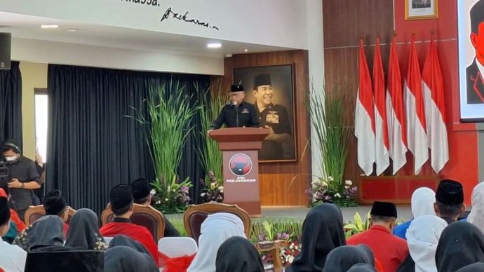 Sekjen PDI Perjuangan Hasto Kristiyanto berikan pemaparan di Sekolah Partai Lenteng Agung, Jakarta Selatan, Rabu (22/10/2025).