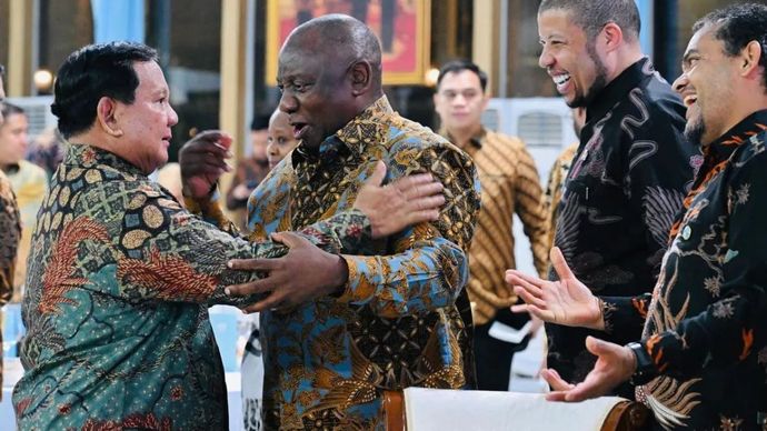 Presiden RI Prabowo Subianto (kiri) menyapa Presiden Afrika Selatan Matamela Cyril Ramaphosa dalam gelaran jamuan santap malam kenegaraan di Halaman Tengah Istana Kepresidenan, Jakarta, Rabu 22 Oktober 2025. ANTARA/HO-Biro Pers Sekretariat Presiden