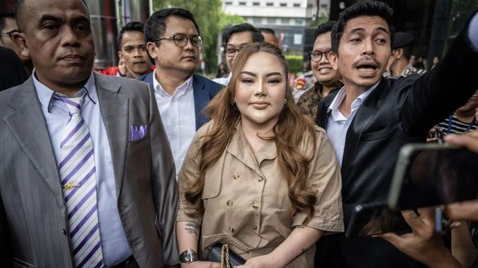 Selebgram Lisa Mariana Presley Zulkandar (tengah) didampingi kuasa hukum tiba untuk menjalani pemeriksaan sebagai saksi di Gedung Merah Putih KPK, Jakarta, Jumat, 22 Agustus 2025. Lisa Mariana diperiksa sebagai saksi dalam kasus dugaan korupsi proyek pengadaan iklan pada Bank Pembangunan Daerah Jawa Barat dan Banten (BJB) periode 2021-2023. ANTARA FOTO/Bayu Pratama S/nz