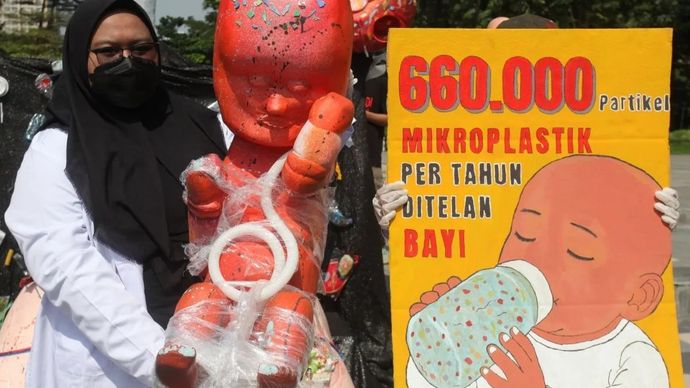 Ilustrasi - Sejumlah aktivis lingkungan membentangkan poster dan replika bayi saat aksi Plastic Free July 2025 di Surabaya, Jawa Timur, Rabu, 16 Juli 2025. Aksi damai yang menyerukan bahaya mikroplastik bagi kesehatan manusia. ANTARA FOTO/Didik Suhartono/YU.