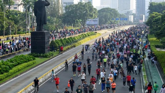 Warga berolahraga saat Hari Bebas Kendaraan Bermotor (HBKB) di kawasan Jalan Jenderal Sudirman, Jakarta, Minggu 11 Mei 2025. ANTARA FOTO/Indrianto Eko Suwarso/agr.