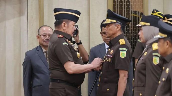 Jaksa Agung ST Burhanuddin melantik salah satu jaksa dalam pelantikan 17 kepala kejaksaan tinggi (Kajati) dan 20 pejabat eselon II Kejaksaan Agung di Gedung Utama Kejaksaan Agung, Jakarta pada Kamis 23 Oktober 2025. ANTARA/HO-Kejaksaan Agung RI.