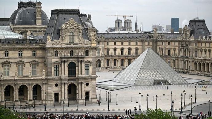 Foto Museum Louvre diambil sebelum upacara pembukaan Olimpiade Paris 2024 di Prancis pada 26 Juli 2024 (Photo by Xia Yifang/POOL/Xinhua)