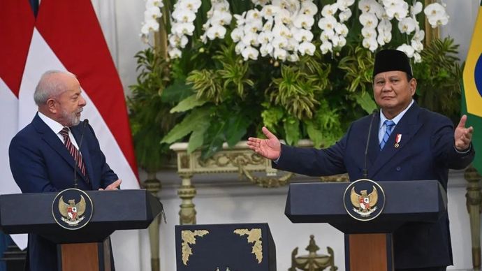Presiden Prabowo Subianto (kanan) bersama Presiden Brazil Luiz In&Atilde;&iexcl;cio Lula da Silva (kiri) menyampaikan keterangan kepada wartawan usai melakukan pertemuan bilateral di Istana Merdeka, Jakarta, Kamis (23/10/2025). Pertemuan kedua pemimpin negara tersebut membahas isu-isu global dan bilateral, termasuk penguatan kerja sama kedua negara di sejumlah bidang. ANTARA FOTO/Aditya Pradana Putra/bar