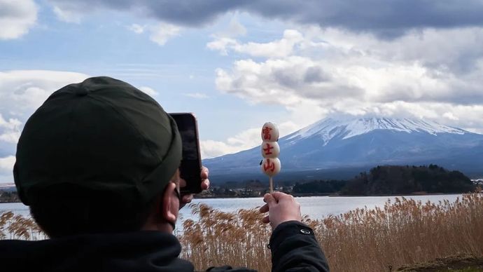 Foto yang diambil dari Danau Kawaguchiko ini menunjukkan pemandangan Gunung Fuji di prefektur Yamanashi, Jepang, 23 Februari 2023. (Xinhua/Zhang Xiaoyu)