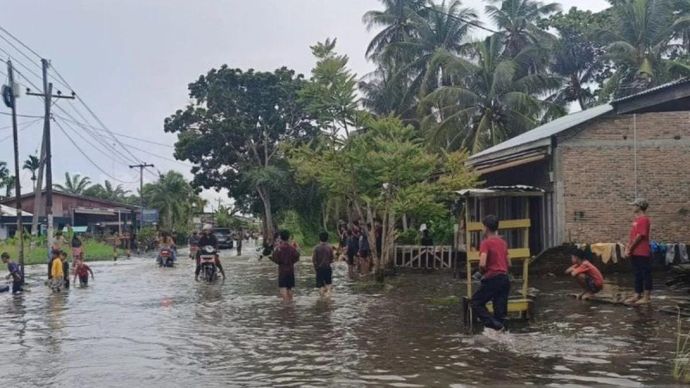 Rumah serta jalan umum di Tanjung Beringin, Sergai terendam banjir Kamis 23 Oktober 2025. ANTARA/Darmawan