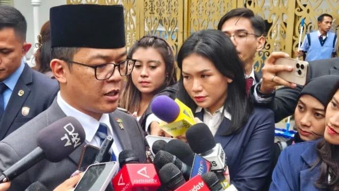 Menteri Luar Negeri (Menlu) Sugiono (kiri) menjawab pertanyaan wartawan saat ditemui pada sela-sela kegiatannya di Istana Merdeka, Jakarta, Kamis 23 Oktober 2025. ANTARA/HO-Dokumentasi Pribadi.