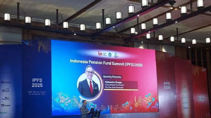 Ketua Dewan Komisioner Otoritas Jasa Keuangan (OJK) Mahendra Siregar memberikan sambutan dalam acara Indonesia Pension Fund Summit 2025 di Tangerang Selatan, Kamis, 23 Oktober 2025. ANTARA/Irfan