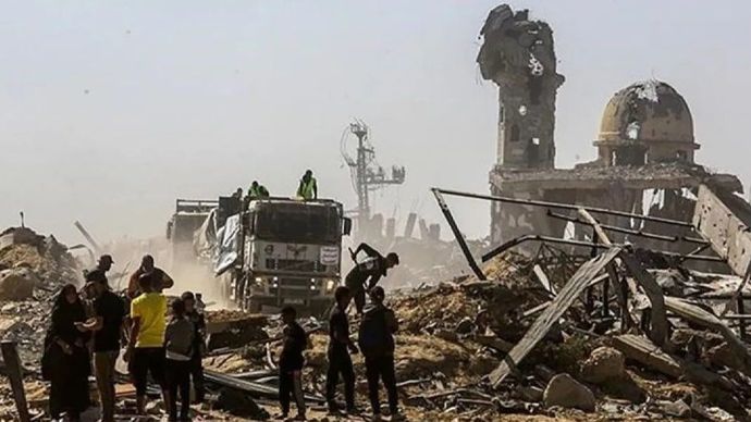 Truk yang membawa makanan dan pasokan medis milik Program Pangan Dunia (WFP) memasuki Gaza melalui perlintasan perbatasan Rafah, saat konflik penuh ketegangan antara Israel dan Hamas terus berlanjut, untuk mencapai Jalur Gaza, 18 Oktober 2025. (ANTARA/Anadolu/Abed Rahim Khatib/pri.)