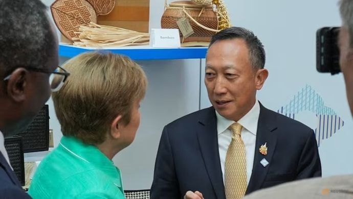 Direktur Pelaksana IMF Kristalina Georgieva berbicara dengan Wakil Menteri Keuangan Thailand Vorapak Tanyawong selama pertemuan tahunan IMF/Bank Dunia di Washington, DC, AS, pada 15 Oktober 2025.