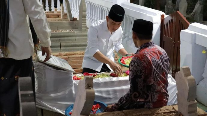 Wakil Presiden Gibran Rakabuming berziarah ke makam ulama besar K.H. Abbas Buntet di kompleks Pemakaman Gajah Ngambung, Pondok Buntet Pesantren, Desa Mertapada Kulon, Kecamatan Astanajapura, Kabupaten Cirebon, Jawa Barat, Kamis, 23 Oktober 2025. ANTARA/HO-Sekretariat Wakil Presiden