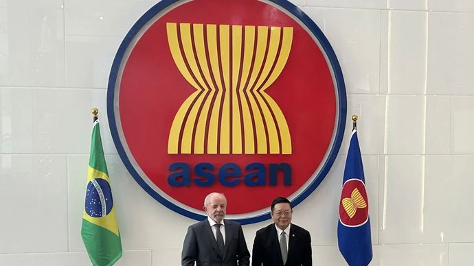 Sekretaris Jenderal ASEAN Kao Kim Hourn (kanan) bersama Presiden Brazil Luiz In&aacute;cio Lula da Silva (kanan) berfoto di depan emblem ASEAN di Sekretariat ASEAN, Jakarta, Jumat (24/10/2025).