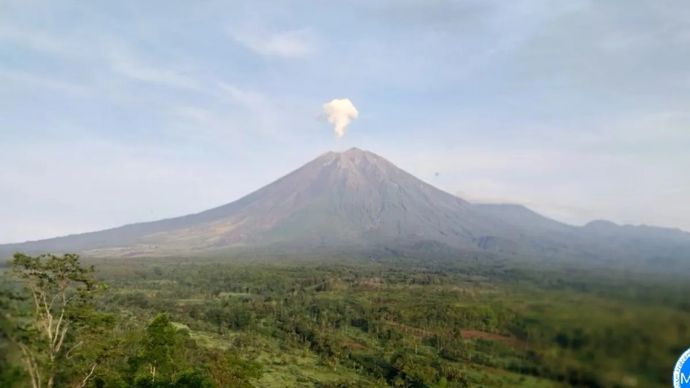Gunung Semeru erupsi dengan letusan setinggi 700 meter di atas puncak pada Jumat, 24 Oktober 2025 pagi. ANTARA/HO-PVMBG