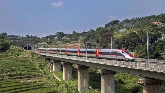 Arsip - Kereta cepat Whoosh melintas di Ngamprah, Kabupaten Bandung Barat, Jawa Barat, 31 Juli 2025. (ANTARA FOTO/Abdan Syakura/foc)