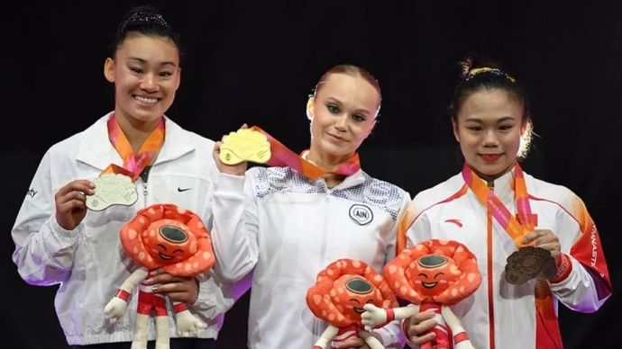 Pesenam Rusia yang bertanding di bawah bendera Individual Neutral Athlete (AIN) Angelina Melnikova (tengah), pesenam Amerika Serikat Leanne Wong (kiri), dan pesenam China Zhang Qingying (kanan) berfoto saat upacara penyerahan medali All-Around Kejuaraan Dunia Gimnastik 2025 di Indonesia Arena, Jakarta, Kamis, 23 Oktober 2025. ANTARA FOTO/Fauzan/nym/am.