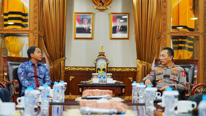 Kapolri Jenderal Pol. Listyo Sigit Prabowo (kanan) bersama Menteri Kehutanan (Menhut) Raja Juli Antoni (kiri) berbicara dalam audiensi di Gedung Rupattama Mabes Polri, Jakarta, Jumat, 24 Oktober 2025. ANTARA/HO-Divisi Humas Polri.