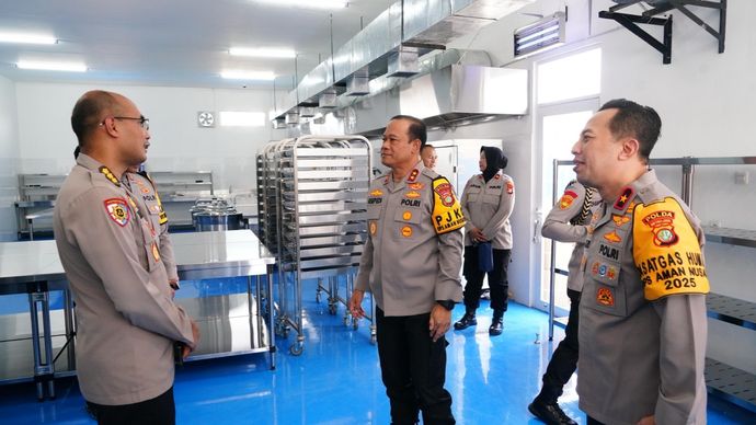 Pengecekan SPPG Polri di Palmerah oleh Kapolda Metro Jaya Irjen Asep Edi Suheri. 