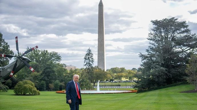 Arsip foto - Presiden AS Donald Trump berjalan menuju Gedung Putih di Washington, DC, Amerika Serikat, Jumat 10 Oktober 2025. ANTARA/Xinhua/Hu Yousong