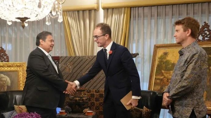 Menteri Koordinator Bidang Perekonomian Airlangga Hartarto (kiri) dan Duta Besar Kerajaan Inggris untuk Republik Indonesia dan Republik Demokratik Timor-Leste Dominic Jermey (kanan) saat bertemu membahas Indonesia-UK Economic Growth Partnership (EGP) di Jakarta, Kamis, 23 Oktober 2025. (ANTARA/Bayu Saputra)
