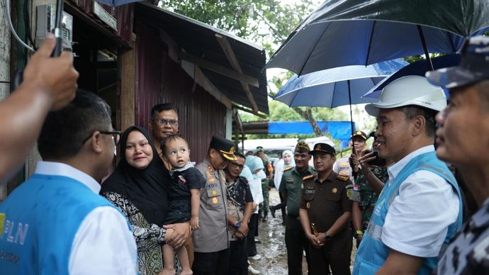 Direktur Perencanaan Korporat dan Pengembangan Bisnis PLN, Hartanto Wibowo (kiri) berbincang dengan salah satu penerima manfaat, Fitriani (kedua dari kiri). Fitriani tak kuasa menahan haru saat menceritakan perubahan positif yang akan dirasakan setelah rumahnya mendapat sambungan listrik gratis program "Berbagi Cahaya, Menumbuhkan Harapan" dalam rangka menyambut Hari Listrik Nasional ke-80