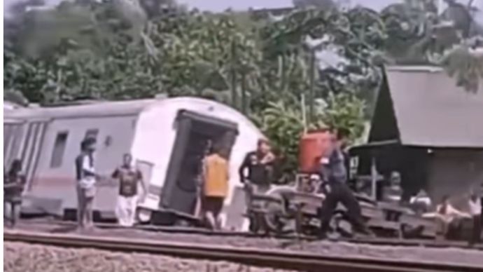Breaking News dilaporkan kereta api Purwojaya Relasi Gambir - Cilacap anjlok di Stasiun Kedung Gede Kedungwaringin Kab. Bekasi, Sabtu (25/10/25).