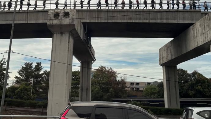 LRT Jabodebek Alami Gangguan Teknis, Penumpang Jalan Disamping Rel untuk ke Stasiun Terdekat