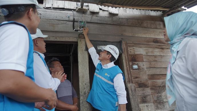 Direktur Transmisi dan Perencanaan Sistem PLN, Edwin Nugraha Putra (kedua dari kanan) bersama General Manager PLN Unit Induk Distribusi Sumatera Utara, Ahmad Syauki (kiri), dan General Manager Unit Induk Penyaluran dan Pusat Pengatur Beban Sumatera, Amirrudin (kedua dari kiri) secara simbolis menyalakan lampu rumah Marluga Marbun (tengah), salah satu penerima manfaat program penyambungan listrik gratis "Berbagi Cahaya, Menumbuhkan Harapan" di Desa Aek Horsik, Kecamatan Badiri, Tapanuli Tengah, Sumatera Utara (22/10). (Foto: Istimewa)