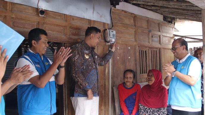 Simbolis penyalaan listrik program “Berbagi Cahaya, Menumbuhkan Harapan” di rumah salah satu penerima manfaat di Desa Bogor, Kecamatan Cawas, Kabupaten Klaten, Jawa Tengah, Ngadinem (kedua dari kanan) oleh Bupati Klaten, Hamenang Wajar Ismoyo (kedua dari kiri) didampingi Direktur Manajemen Proyek dan Energi Baru Terbarukan PLN, Suroso Isnandar (kanan) dan General Manager PLN Unit Induk Pembangunan Jawa Bagian Timur dan Bali, Moh. Fathol Arifin (kiri). (Foto: Istimewa)