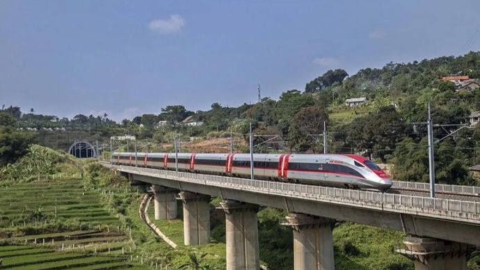 Kereta cepat Whoosh (ANTARA FOTO/ABDAN SYAKURA)