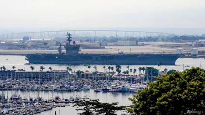 USS Nimitz berangkat dari Teluk San Diego, 19 Agustus 2023, di Mission Beach, San Diego. (Foto arsip: Nelvin C Cepeda/The San Diego Union-Tribune/AP)