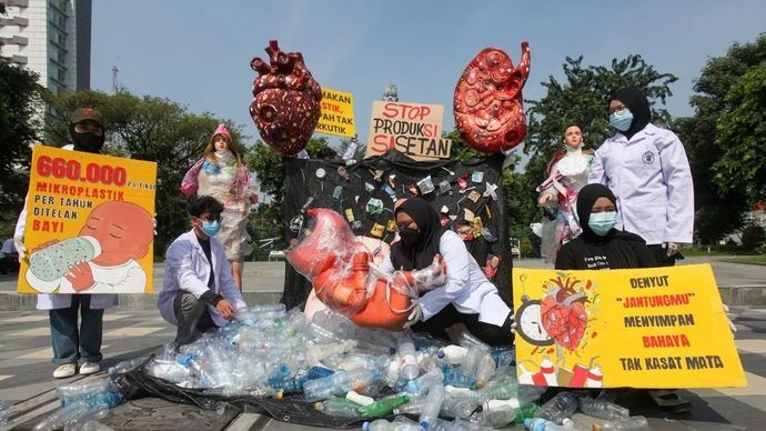 Arsip Foto - Aktivis lingkungan melakukan aksi Plastic Free July 2025 di Surabaya, Jawa Timur, Rabu,16 Juli 2025, untuk menyerukan penanggulangan bahaya paparan mikroplastik pada kesehatan manusia. (ANTARA FOTO/Didik Suhartono)