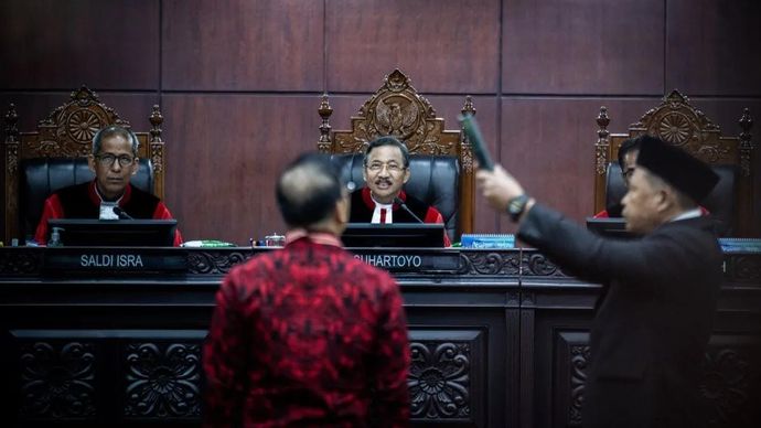 Ketua Mahkamah Konstitusi (MK) Suhartoyo (ketiga kiri) bersama Wakil Ketua MK Saldi Isra (kiri) memimpin sidang pengujian materiil Undang-Undang Nomor 31 Tahun 1999 tentang Pemberantasan Tindak Pidana Korupsi (UU Tipikor) di Gedung MK, Jakarta, Senin (27/10/2025). Sidang tersebut beragendakan mendengar keterangan saksi dan ahli dari Presiden dan DPR. ANTARA FOTO/Bayu Pratama S/YU