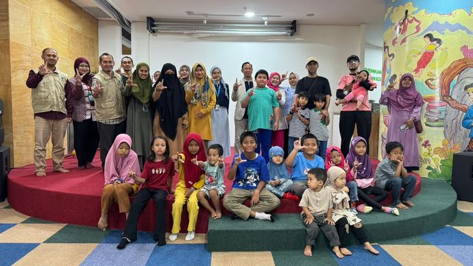 “Semangat Hari Sumpah Pemuda selaras juga dengan visi kami di Perpustakaan Nasional,” ujar Deputi Bidang Pengembangan Bahan dan Jasa Informasi Perpustakaan Nasional Republik Indonesia (Perpusnas), Suharyanto. “Visi kami, menjadi perpustakaan yang transformatif dalam meningkatkan budaya baca dan literasi, untuk mewujudkan bangsa bermartabat bersama Indonesia maju menuju Indonesia emas,” sambungnya, saat dirinya hadir meninjau Kelana (Kelas Literasi Anak) edisi spesial Hari Sumpah Pemuda, di Jakarta (26/10/2025).   “Dalam menjawab tantangan untuk generasi muda ke depan, kami tuangkan dalam misi kami di Perpusnas,” tambahnya. Ia menjabarkan, misi Perpusnas yang pertama adalah memperkuat budaya baca dan peningkatan kecakapan literasi masyarakat. Kedua, memperkuat perpustakaan digital dengan memanfaatkan teknologi terkini. Ketiga, meningkatkan kualitas pengelolaan perpustakaan sesuai standar. Keempat, memperkuat program transformasi perpustakaan berbasis inklusi sosial. Lalu yang kelima, memperkuat peran masyarakat dalam gerakan budaya baca dan peningkatan kecakapan literasi, meningkatkan kualitas tenaga perpustakaan, dan adalah memajukan maskah kuno nusantara untuk memperkokoh jati diri bangsa.  Lebih lanjut ia mengatakan, misi-misi tersebut dituangkan dalam berbagai program kegiatan di Perpusnas. “Salah satu programnya yaitu mulai dari penyediaan bahan baca bermutu bagi anak-anak. Kami membuat bahan baca bermutu sebanyak seribu judul untuk 10.000 taman bacaan dan desa dan kelurahan. Kegiatan-kegiatan lainnya yaitu kegiatan mendekatkan masyarakat ke perpustakaan. Salah satunya adalah melalui kegiatan di layanan anak di perpustakaan nasional,” sebutnya.  Ia menjelaskan, anak-anak hadir di perpustakaan nasional bukan hanya untuk membaca buku, tetapi untuk melakukan berbagai kegiatan. Misalnya, dongeng, sulap, bercerita, dan juga kegiatan-kegiatan bagaimana agar anak-anak bisa berani tampil, berbicara. “Hari ini kami mencoba memberikan nilai tambah dengan berkolaborasi bersama Kelas Olah Wicara Anak (KOWA) dan Parentsea, serta melibatkan Pustakawan dalam rangka memberikan layanan-layanan. Inovasi kali ini adalah pemberian 3 layanan, yaitu Konsultasi Pemustaka Anak, Konsultasi Public Speaking Anak, dan Psikoedukasi Orang Tua dan Anak,” tuturnya. Founder sekaligus Coach KOWA, Dyah Rachmawati Sugiyanto mengatakan bahwa kegiatan hari ini merupakan model baru dari yang selama ini diselenggarakannya di Perpusnas. “Biasanya kami memberi pelatihan singkat, sifatnya belajar sambil bermain bersama pemustaka anak yang berkunjung ke Perpusnas di akhir pekan. Kali ini kami memberikan konsultasi gratis seputar public speaking anak kepada pengunjung yang mendaftar,” ungkapnya. “Berkolaborasi juga bersama Parentsea, kami sepakat berpendapat bahwa kegiatan hari ini jauh lebih berdampak dan tepat sasaran. Semoga program inovatif ini dapat terus berlanjut,” harapnya.  Dalam kesempatan yang sama, Deputi Suharyanto mengucapkan terimakasih atas kerja sama dengan KOWA yang telah berlangsung kurang lebih 3 tahun. “Ini merupakan bentuk nyata misi kami, untuk berkolaborasi dengan semua kalangan masyarakat untuk beraktivitas di Perpusnas, terutama kita mulai dengan budaya baca anak-anak,” pungkasnya.